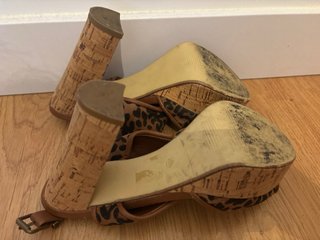 Sandalias tacón leopardo marrón