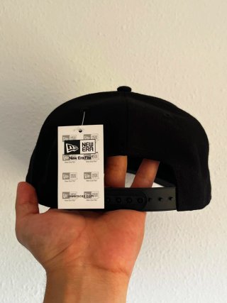 Gorra New Era 9Forty Negra y Dorada
