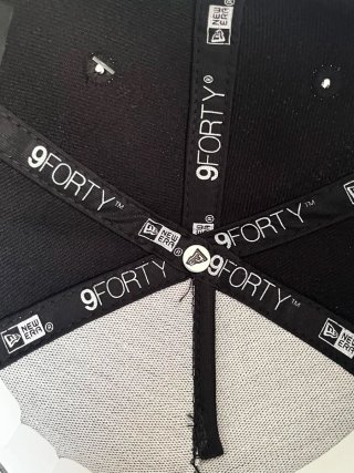 Gorra New Era 9Forty Negra y Dorada