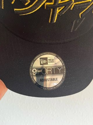 Gorra New Era 9Forty Negra y Dorada