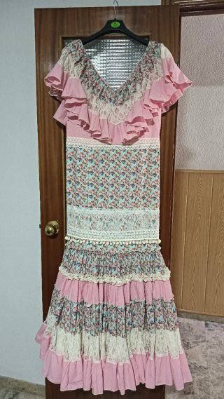 Traje de flamenca rosa con volantes