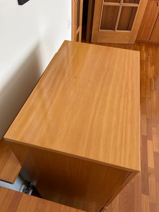 Cómoda de madera color miel y mesitas de noche.