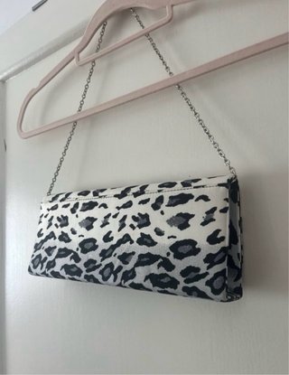 Bolso con cadena estampado