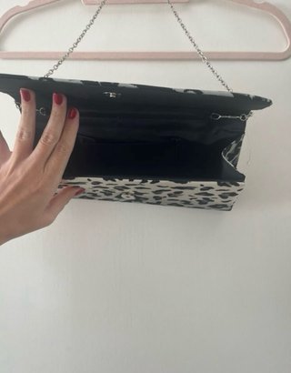 Bolso con cadena estampado