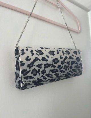 Bolso con cadena estampado