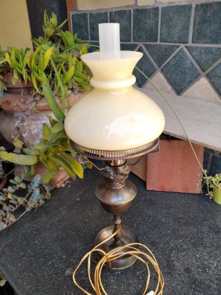 Lampada da tavolo beige e oro