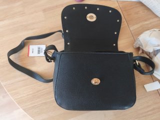 Bolso negro con tachuelas