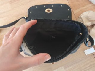 Bolso negro con tachuelas