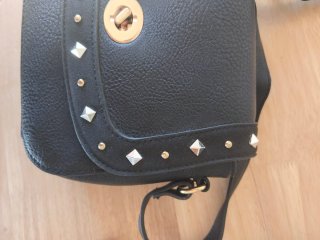 Bolso negro con tachuelas