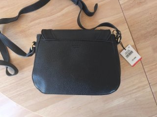 Bolso negro con tachuelas