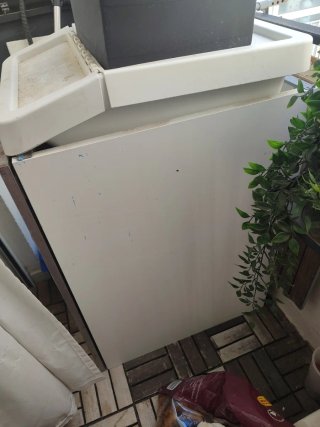 Mueble bajo cocina con puerta metálica