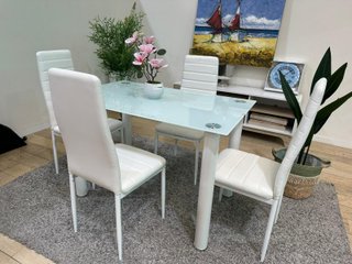 Mesa cristal con 4 sillas