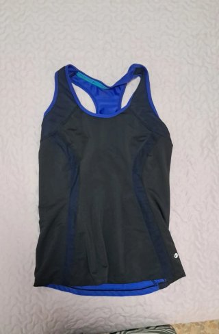 Camiseta deportiva negra y azul