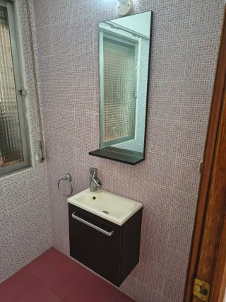Mueble baño pequeño con lavabo, grifo y espejo