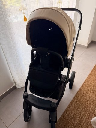 Carro de bebé con funda impermeable con maxicosi