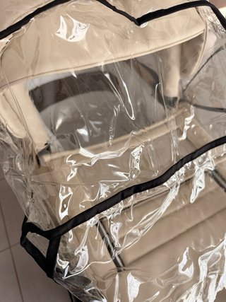 Carro de bebé con funda impermeable con maxicosi