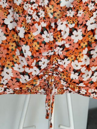 Top corto floral naranja Stradivarius Talla L