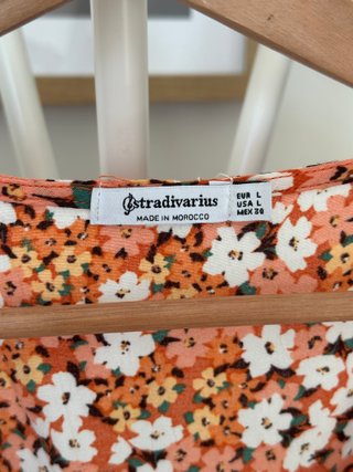 Top corto floral naranja Stradivarius Talla L