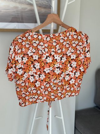 Top corto floral naranja Stradivarius Talla L