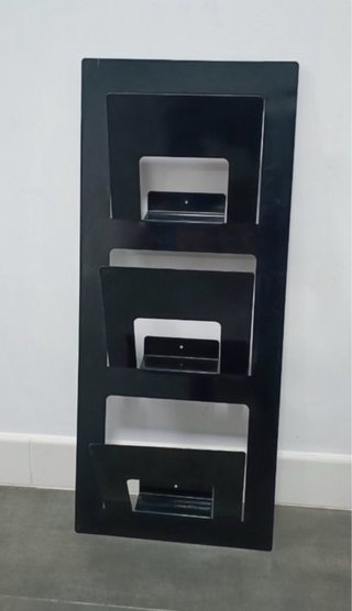 Revistero de pared negro Ikea
