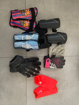 Pack Guantes Portero y Espinilleras Fútbol