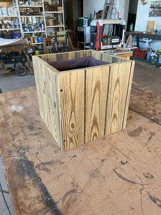 Jardinera de madera rústica