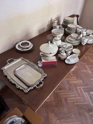 Mesa de madera con patas talladas