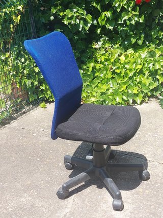 Silla de oficina azul y negra