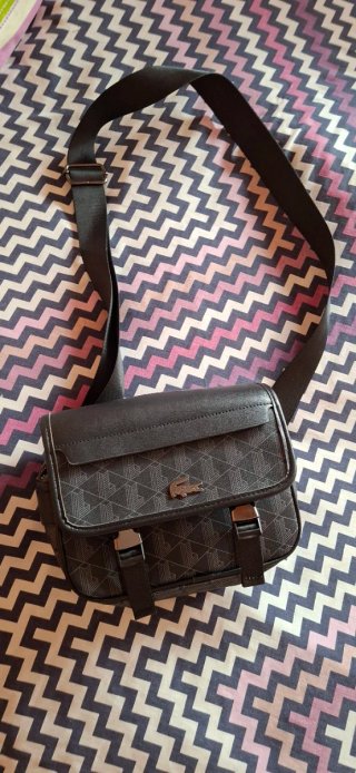 Bolso bandolera Lacoste negro y gris