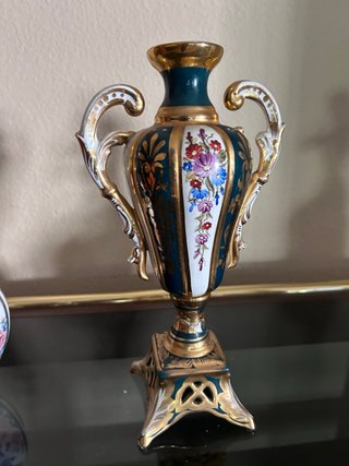 Jarrón de porcelana con flores doradas