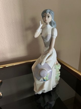 Figura estilo Lladro mujer con sombrero