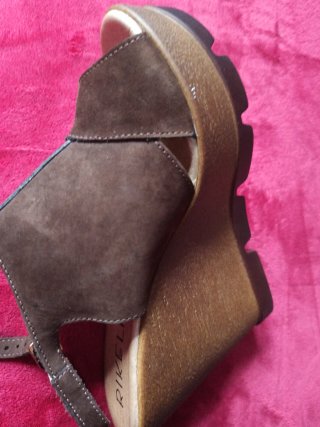 Sandalias de cuña marrones