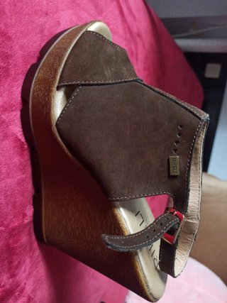 Sandalias de cuña marrones
