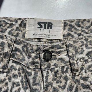 Pantalones vaqueros Stradivarius estampado leopard
