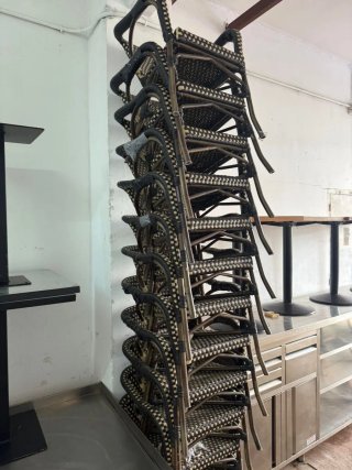Sillas apilables ratán y metal