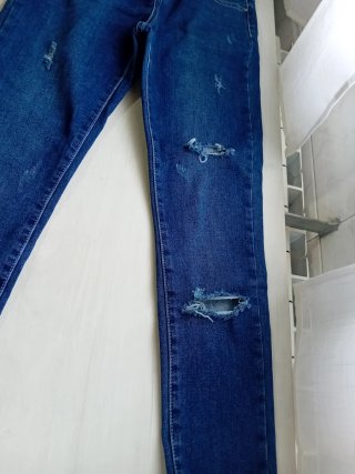 Pantalón vaquero mujer desgastado