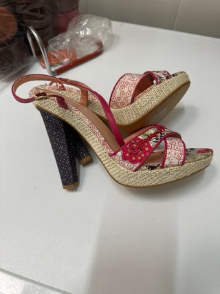 Sandalias Desigual tacón alto