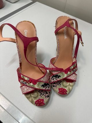 Sandalias Desigual tacón alto