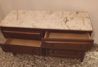 Cómoda de madera con tapa de mármol
