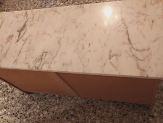 Cómoda de madera con tapa de mármol