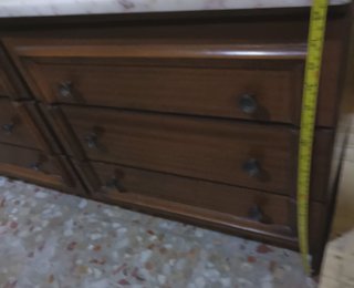 Cómoda de madera con tapa de mármol