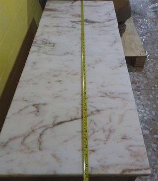 Cómoda de madera con tapa de mármol