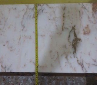 Cómoda de madera con tapa de mármol