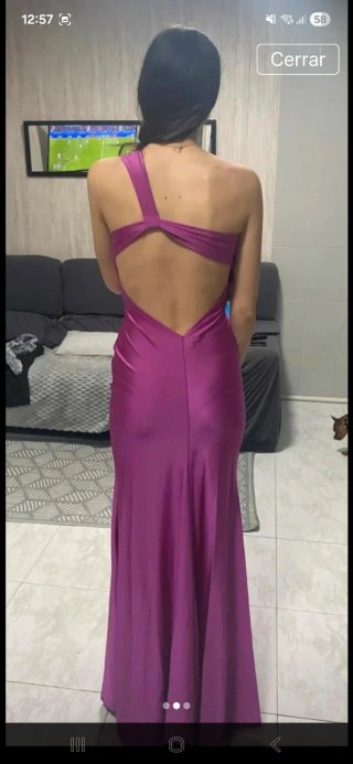 Vestido morado elegante espalda descubierta