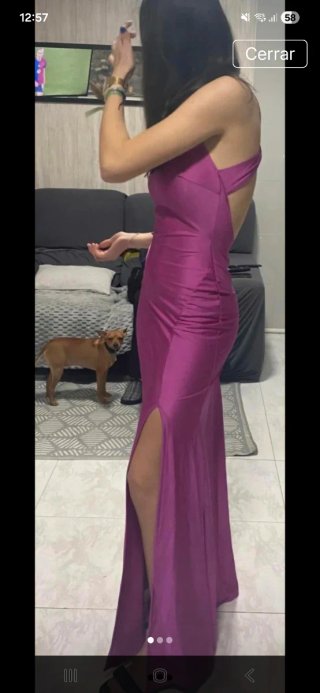 Vestido morado elegante espalda descubierta