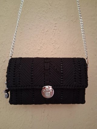 Bolso negro tejido a mano con cadena