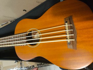 Ukelele Bajo Eléctrico acustico