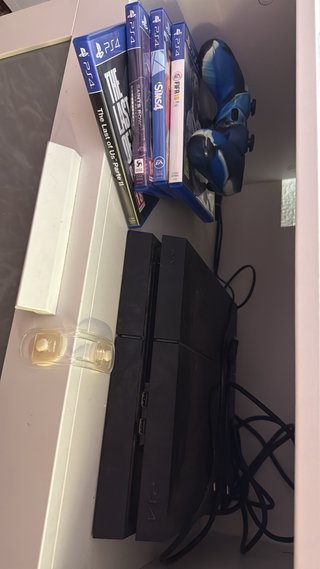 PS4 con Mando y Juegos