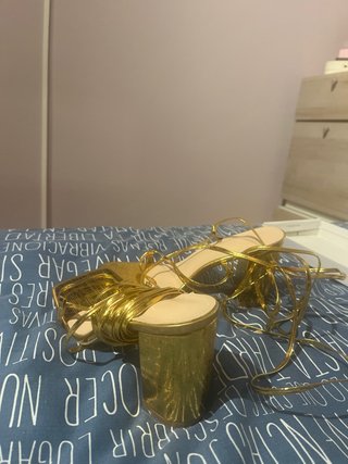 Sandalias doradas de tiras atadas