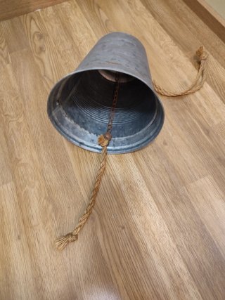 Campana de hojalata con cuerda